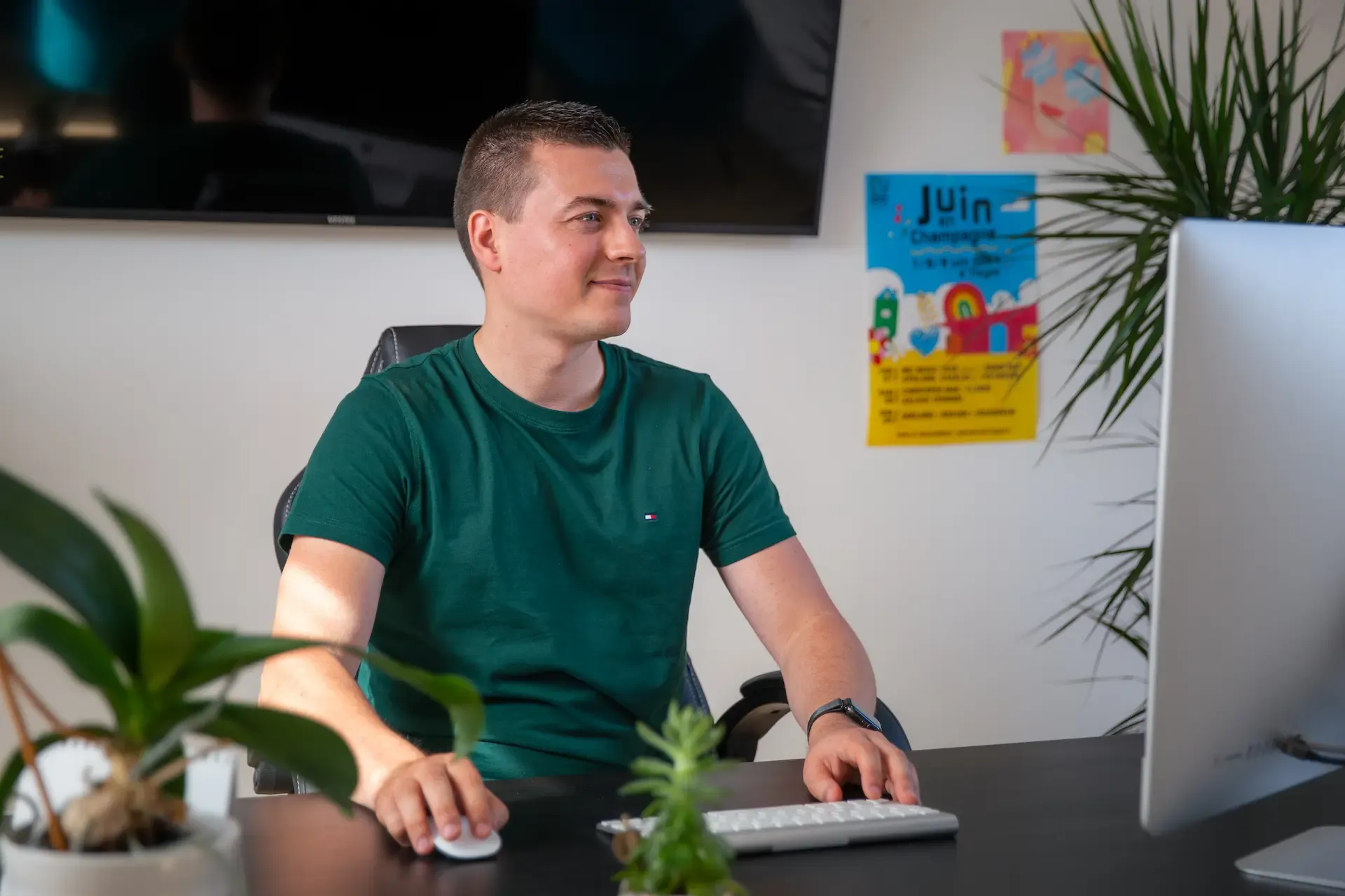 Hugo Duterque, développeur web freelance, à son bureau devant son ordinateur